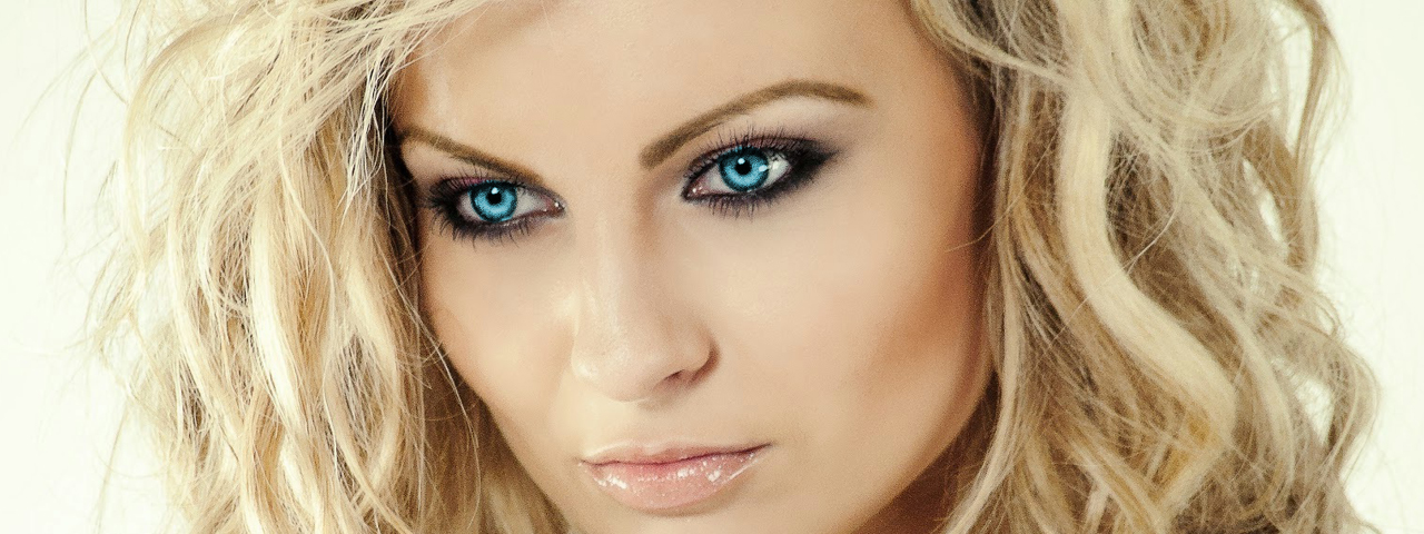 Femal-Face-Closeup-Blue-Eyes-1280x480-1